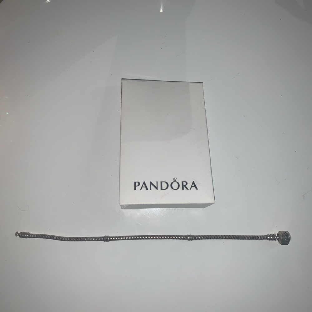 NWOT SILVER PANDORA BRACELET